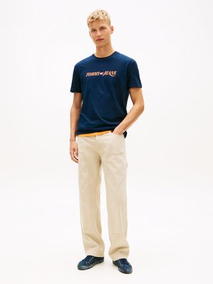 T-Shirt aus Baumwolle mit Label-Print, Regular Fit