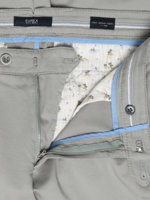 Glatte Chino Joe mit Lyocell-Anteil in Stretch-Qualität, Regular Fit