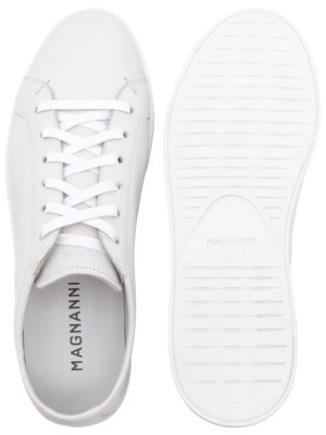 Leichter Low Top Sneaker aus genarbtem Leder