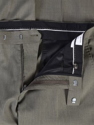 Anzug aus Wolle mit Stehrevers und Pattentasche