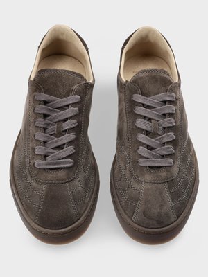 Retro-Sneaker aus Veloursleder mit Label-Gravur