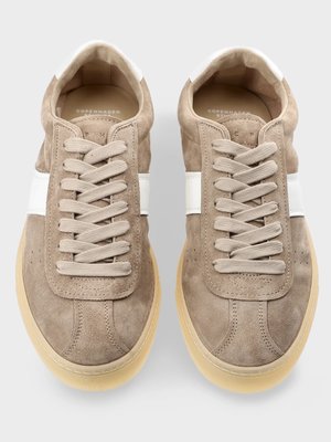 Leichter Sneaker aus Veloursleder mit Glattleder-Aufnähern