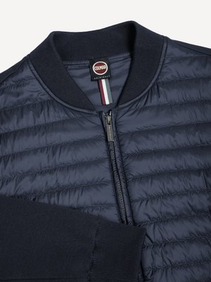 Hybride Strickjacke mit Steppfront und Label-Aufnäher