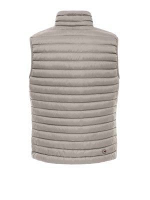 Leichte Steppweste mit Daunenfüllung und Label-Aufnäher