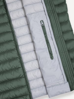 Leichte Steppweste mit Daunenfüllung und Label-Aufnäher