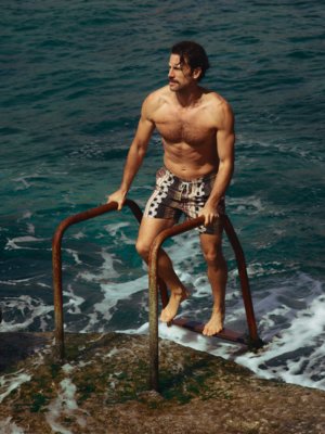 Schnelltrocknende Badeshorts mit Streifen-Print