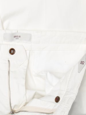 Leichte Chino mit Stretchanteil und Bundfalte, Easy Fit