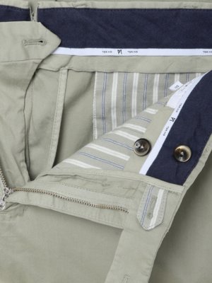 Softe Chino aus einem Baumwoll-Stretch, Slim Fit