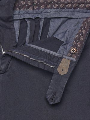 Chino Chiaia aus Baumwollstretch mit Bundfalte