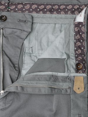 Chino Chiaia aus Baumwollstretch mit Bundfalte