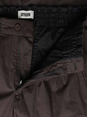 Leichte Stretch-Chino mit Bundfalte und Dehnbund, Regular Fit