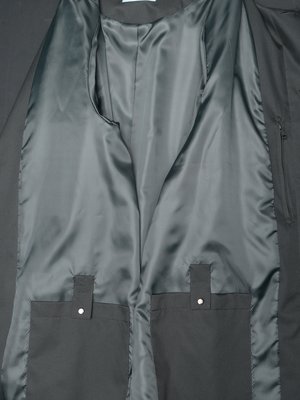 Leichter Mantel mit verdeckter Druckknopfleiste
