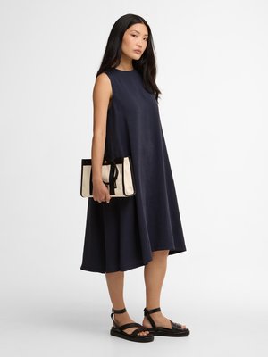 Leichtes und ärmelloses Kleid mit Modal