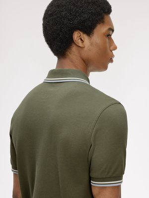 Piqué-Poloshirt mit Logo-Stickerei und Streifenakzenten