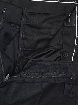 Glatte Stoffhose Kevin mit weitenregulierbarem Bund. Regular
