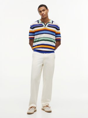 Strick-Poloshirt mit buntem Ringelstreifen und Variokragen