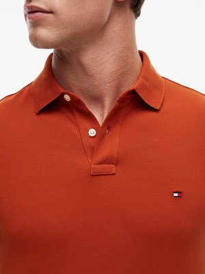 Unifarbenes Poloshirt 1985 und kleiner Flag-Stickerei, Regular Fit