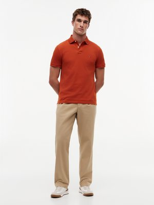 Unifarbenes Poloshirt 1985 und kleiner Flag-Stickerei, Regular Fit