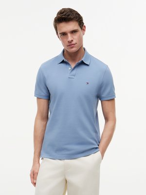 Unifarbenes Poloshirt 1985 und kleiner Flag-Stickerei, Regular Fit