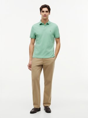 Unifarbenes Poloshirt 1985 und kleiner Flag-Stickerei, Regular Fit