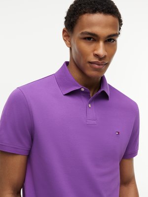 Unifarbenes Poloshirt 1985 und kleiner Flag-Stickerei, Regular Fit