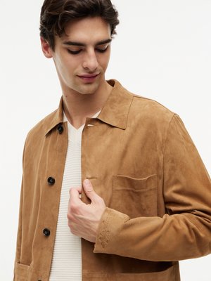 Leichte Hemdjacke aus Veloursleder mit aufgesetzten Taschen