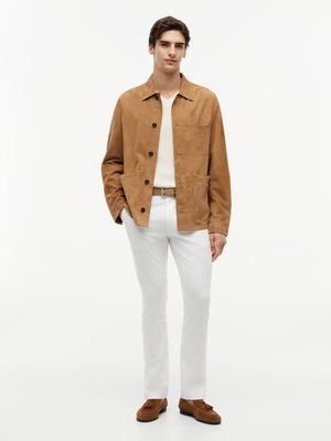 Leichte Hemdjacke aus Veloursleder mit aufgesetzten Taschen