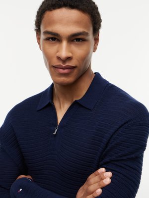 Langarm-Strick-Poloshirt mit Seide und Lyocell