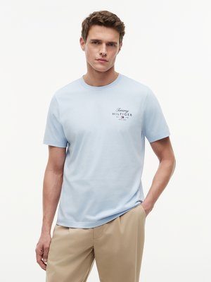 T-Shirt aus Baumwolle mit Label-Print, Regular Fit