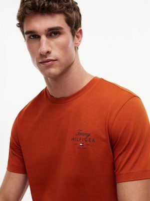 T-Shirt aus Baumwolle mit Label-Print, Regular Fit