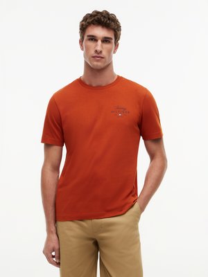 T-Shirt aus Baumwolle mit Label-Print, Regular Fit