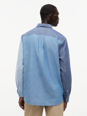 Chambray-Baumwollhemd mit Color-Blocking Muster, Classic Fit