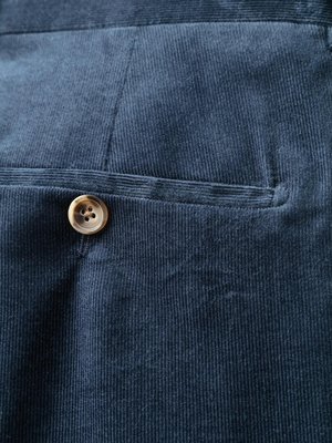 Anzughose aus softem Baumwoll-Feincord, Shaped Fit