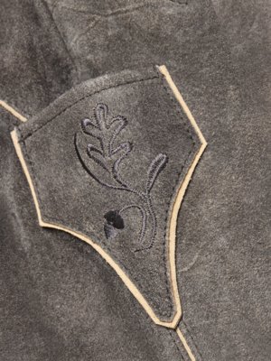 Traditionelle Lederhose Hartmut mit Plattstich-Stickereien