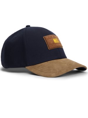 Cap aus Baumwolle mit Veloursleder-Akzenten und Aufnäher