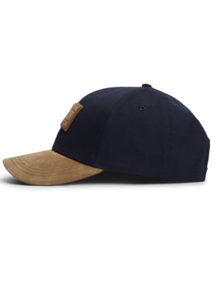 Cap aus Baumwolle mit Veloursleder-Akzenten und Aufnäher
