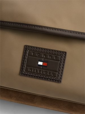 Crossbody-Umhängetasche aus Canvas mit Lederakzenten und Aufnäher