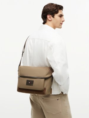 Crossbody-Umhängetasche aus Canvas mit Lederakzenten und Aufnäher