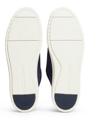 Mokassins aus Veloursleder mit Sneaker-Gummisohle und Label-Fähnchen