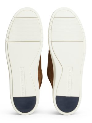 Mokassins aus Veloursleder mit Sneaker-Gummisohle und Label-Fähnchen