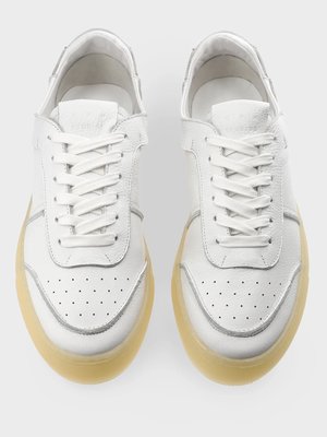 Retro-Sneaker aus genarbtem Leder in Tennis Court-Optik