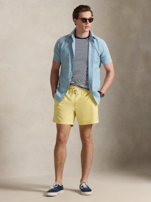 Glatte Badeshorts in Stretch-Qualität mit kleiner Pony-Stickerei