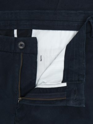 Glöatte Chino aus einem Baumwoll-Stretch