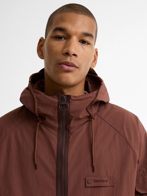 Wasserabweisende Kapuzenjacke mit Label-Aufnäher