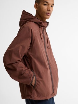 Wasserabweisende Kapuzenjacke mit Label-Aufnäher