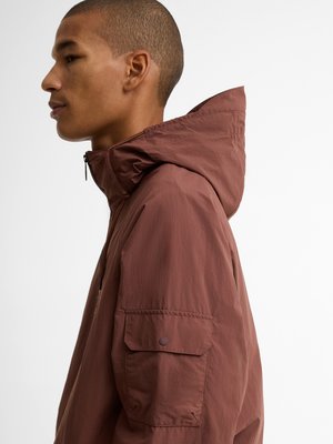 Wasserabweisende Kapuzenjacke mit Label-Aufnäher