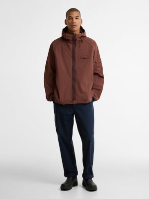 Wasserabweisende Kapuzenjacke mit Label-Aufnäher