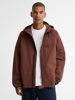 Wasserabweisende Kapuzenjacke mit Label-Aufnäher