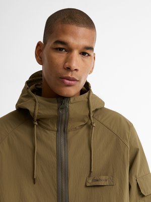 Wasserabweisende Kapuzenjacke mit Label-Aufnäher