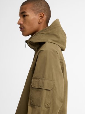 Wasserabweisende Kapuzenjacke mit Label-Aufnäher